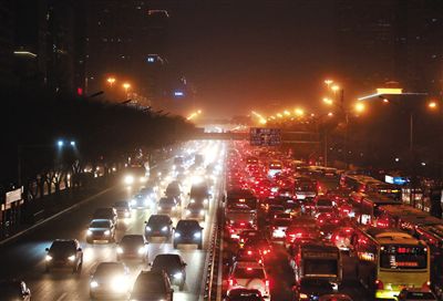 昨晚，因沙塵暴導(dǎo)致能見度低，長(zhǎng)安街嚴(yán)重堵車。