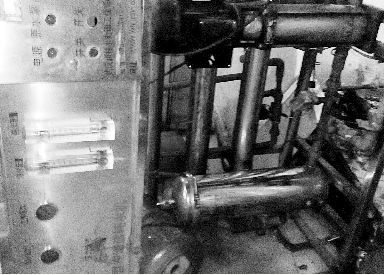 漢陽某無證水廠使用的破舊設(shè)備。