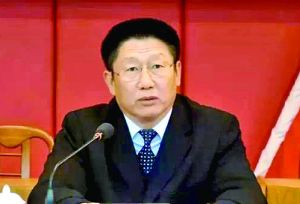 他曾身居要職，在仕途上平步青云，“連跳式”升官；他如今落馬，被查出近乎瘋狂地收受巨額利益、用公款送禮，還隱瞞“裸官”身份、在私企老板的安排下多次嫖娼、參與賭博、與多名女性通奸，被一線辦案人員形容為“五毒俱全”的干部。近日，深圳原市委常委、政法委書記蔣尊玉的貪腐歷程被披露。