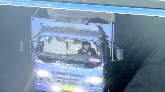 張某被抓拍到開車打手機。