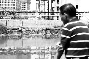 2015年6月5日，上海的古御界橋只剩橋墩和兩塊橋面。