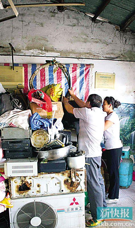 劉伯與妻子李姨在收拾剛回收的幾件小電器。