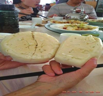 在參加山西游行程中，體驗員發(fā)現(xiàn)團餐中的饅頭已經(jīng)發(fā)霉。視頻截圖
