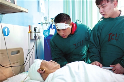 11月16日，王冬（頭部包裹紗布者）在照顧李大爺