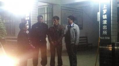 王強(qiáng)被抓獲歸案,右二為犯罪嫌疑人。