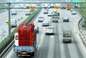 內(nèi)環(huán)高速連應(yīng)急車道也被社會(huì)車輛占用著，3月嬰兒最后病重離世