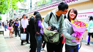 2011年11月11日，越秀區(qū)民政局，登記結(jié)婚的隊伍排了足有一百米長（資料圖片）。　記者黃澄鋒攝