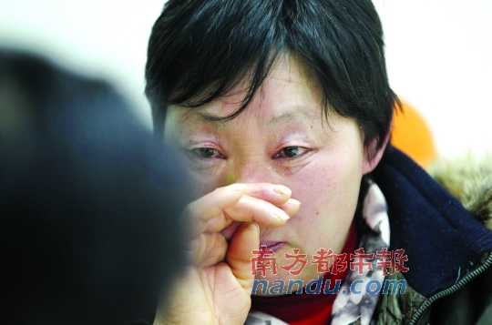 　　聽聞判決結(jié)果，被害人母親楊書會控制不住眼淚。南都記者徐文閣攝