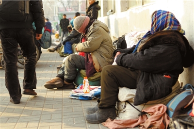 昨天，仍有流浪人員在路邊居留。本報(bào)記者譚青攝/視頻