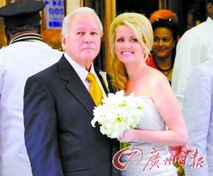 二00一年，埃德文和特里娜舉行婚禮。