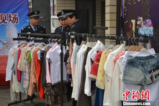 警方展示的部分被盜服裝?！∷瘟⒊z