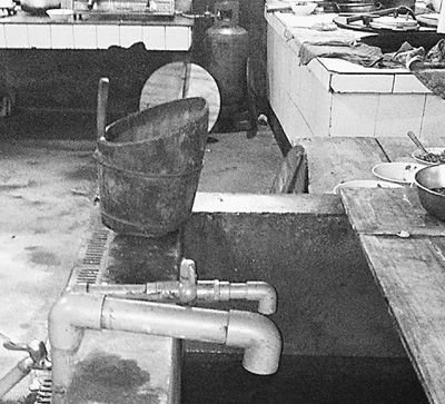 在鎮(zhèn)機(jī)關(guān)食堂，洗菜煮飯都用自來(lái)水。