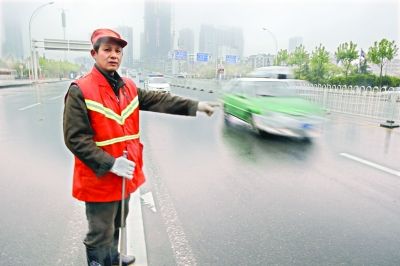 　肖慶旭師傅在事發(fā)地點講述經(jīng)過。記者李銳 攝