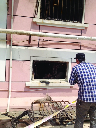 窗戶被燒得面目全非。