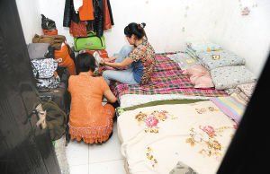 在米家崖一民房內(nèi)，母親蹲在地上幫身陷傳銷的女兒穿鞋，但遭到女兒拒絕