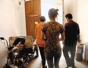 在眾人的勸說下，娟娟跟著爸媽走出了傳銷窩點(diǎn)