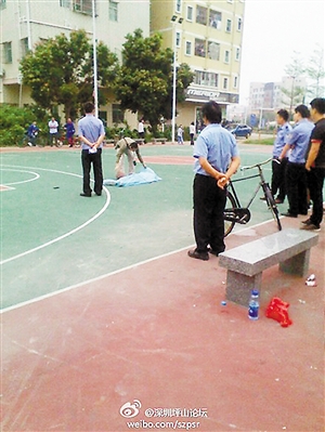 事發(fā)后，警方趕往現(xiàn)場進(jìn)行處理。圖片來源于微博