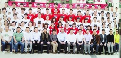 大家來找找，兩幅圖中有13人完全一致，你能找出來嗎？