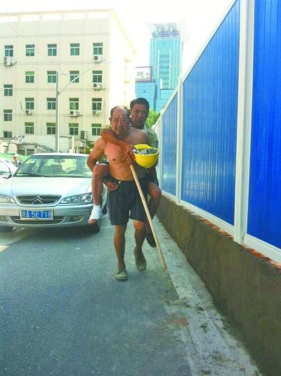 “謝謝，我們身上灰多，怕把車弄臟了”