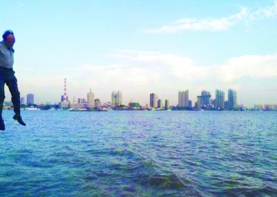 前晚，一名男子從輪渡上縱身墜入江中。@風(fēng)箏鍋發(fā)布