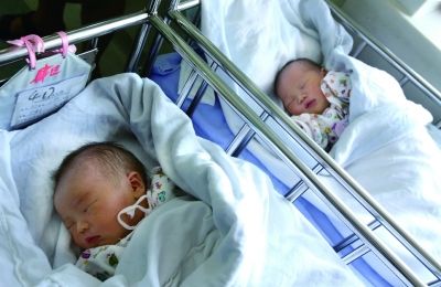 同一天出生的兩個(gè)寶寶，長(zhǎng)的也很像。（左為男弟弟，右為女姐姐）