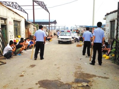 民警繳獲木棍。 讀者供圖