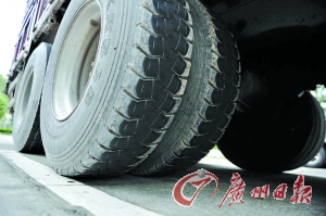 涉嫌碾過尸體的大貨車。