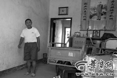 8月16日，在家中接受監(jiān)外執(zhí)行4年刑期的汪衛(wèi)國（化名）剛剛送走家訪的法官。