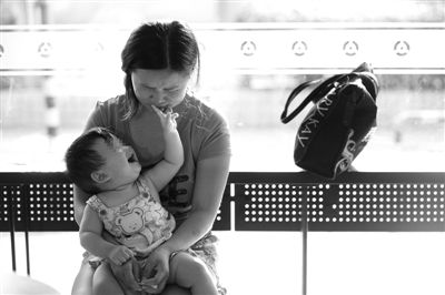 昨日，肯德基京廣中心店門口，姜女士提起跟養(yǎng)父母關(guān)系時落淚，懷中女兒笑著跟她玩。