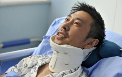 8月25日，交警周寶來躺在病床上。