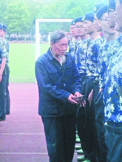 老人在軍訓(xùn)隊伍里“檢閱式”行乞