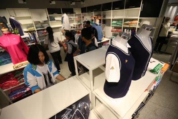 　9月12日，北京，十一學(xué)校在推出三大類、超過40款“最潮”校服，吸引學(xué)生搶購。