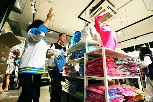 　9月12日，北京，十一學(xué)校在推出三大類、超過40款“最潮”校服，吸引學(xué)生搶購。