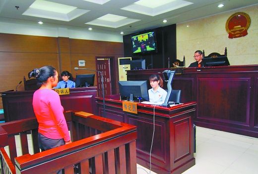    9月29日，萬(wàn)州區(qū)人民法院，被告王桂娟（化名）在庭審現(xiàn)場(chǎng)。 重慶晨報(bào)記者 胡杰 實(shí)習(xí)生 黃敬坤 攝