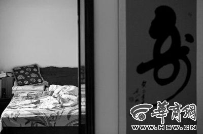 昨日，徐萬(wàn)發(fā)躺在自家床上，鼻子插著氧氣管 記者張杰攝