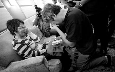 李春平跪在劉洪魁母親跟前送上捐款。談及烈士，兩人相對(duì)而泣