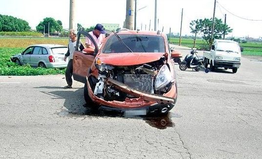 車(chē)禍現(xiàn)場(chǎng)(圖自臺(tái)媒/廖淑玲攝) 車(chē)禍現(xiàn)場(chǎng)(圖自臺(tái)媒/廖淑玲攝)