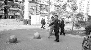 就為了搬這個(gè)石墩，男子打傷了兩個(gè)保安