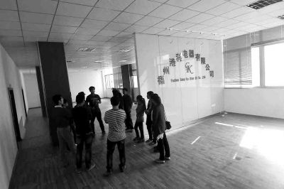 曾經(jīng)看似正規(guī)且豪華的公司，如今空空如也，只剩進(jìn)門處的公司名稱還赫然在目