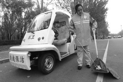 比賽之前張起超在多功能清潔車前練習動作。