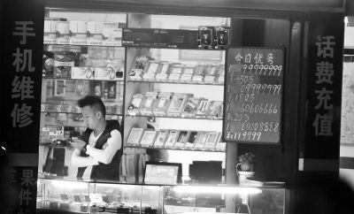 廣告牌上，手機號標價都在10萬元以上