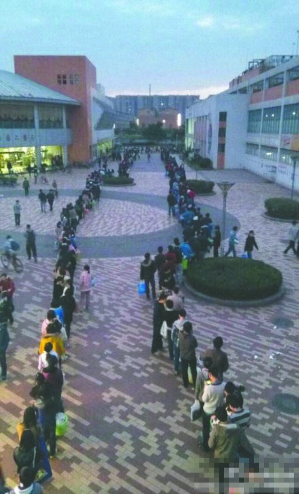 24日傍晚，川大江安校區(qū)浴室前排隊“盛況”