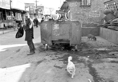 昨日，村民在通州區(qū)馬駒橋的這個垃圾箱旁，發(fā)現(xiàn)一被棄男嬰，急救人員趕到后確認男嬰已死亡。新京報記者 黃月 攝