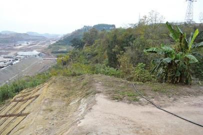 劉某被拋下地方6米處，是一處10多米深的懸崖。