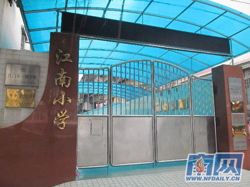 涉事學(xué)校請(qǐng)了心理專家對(duì)師生進(jìn)行輔導(dǎo)，保持學(xué)校正常教學(xué)秩序