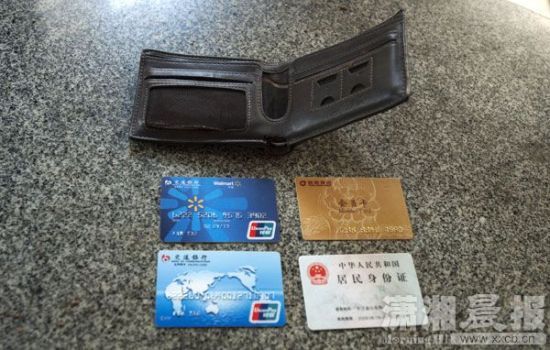 12月24日，長沙雨花區(qū)美聯(lián)天驕城，當(dāng)事人范先生展示小偷寄回的錢包、身份證和銀行卡。