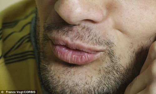 好色劫匪搶劫珠寶后親吻老板娘，留下的口水DNA成為了落網(wǎng)證據(jù)。