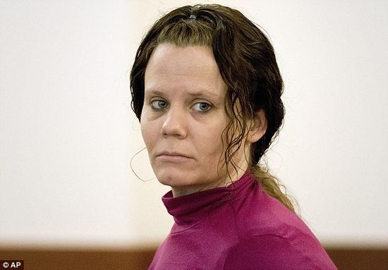 2月12日，勒死朋友并剖腹取嬰的柯里出庭受審。