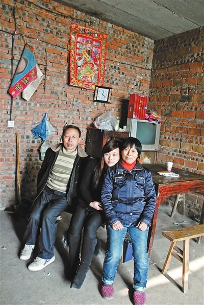 超生女謝先梅(中)、養(yǎng)父謝運(yùn)才（左）、謝運(yùn)才的嫂子唐富秀