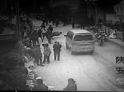 監(jiān)控錄像顯示，劉某側(cè)身行走時(shí)不慎跌倒，王某途經(jīng)此處時(shí)將其扶起（圖中畫圈處） 通訊員 何春地 攝